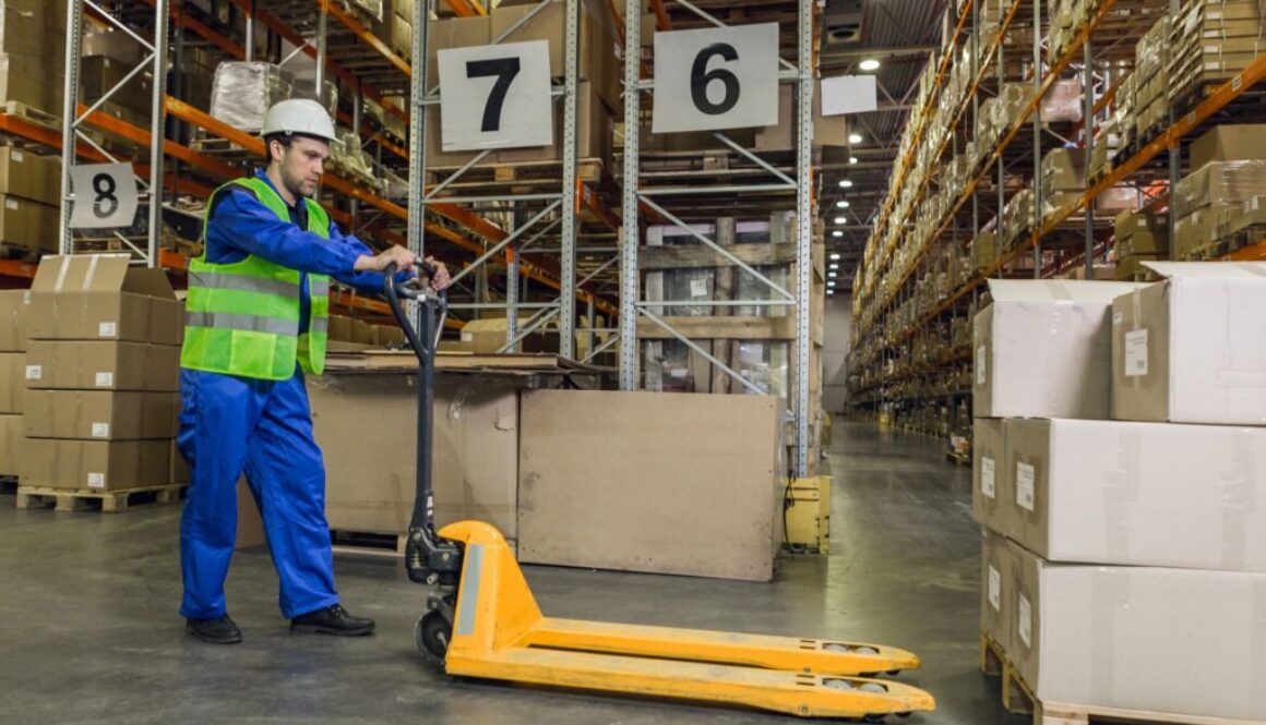 Elektrisch oder manuell? Welcher Hochhubwagen passt zu deinem Lager?