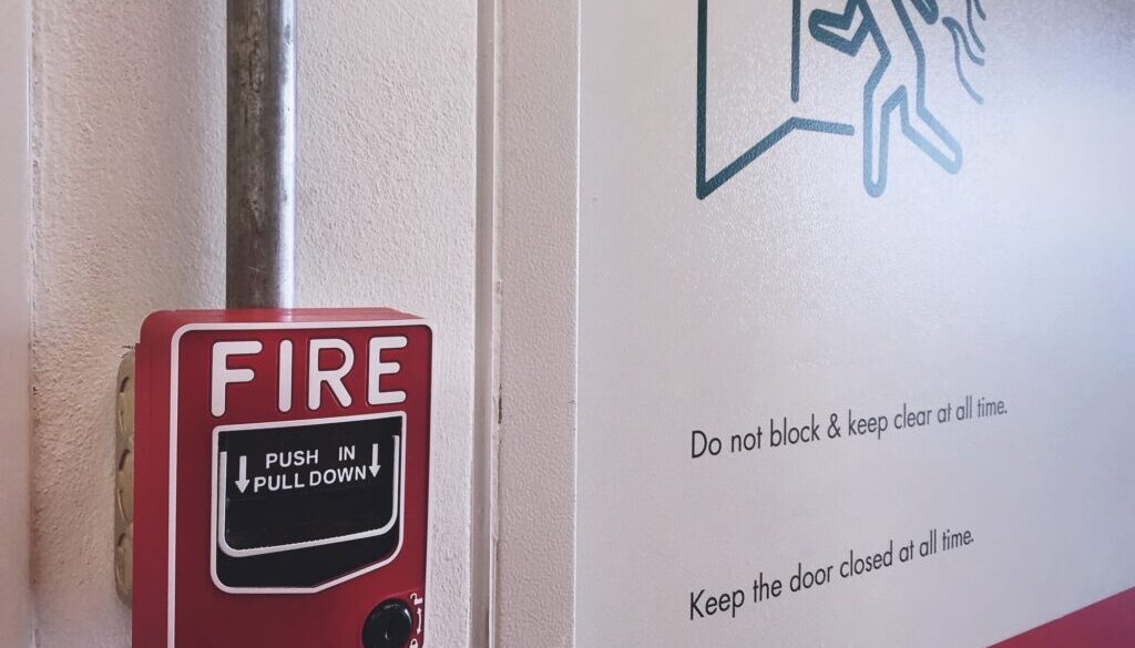 Warum Brandschutztüren und -fenster in privaten Bereichen zunehmend wichtiger werden