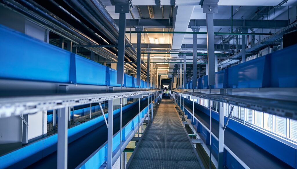 Fördertechnik für einen effizienten Produktionsablauf: Welche Industrien davon profitieren Fördertechnik für einen effizienten Produktionsablauf: Welche Industrien davon profitieren
