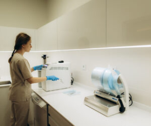 Die Wichtigkeit einer hygienischen Ausstattung für sichere Abläufe in Produktions- und Gesundheitseinrichtungen